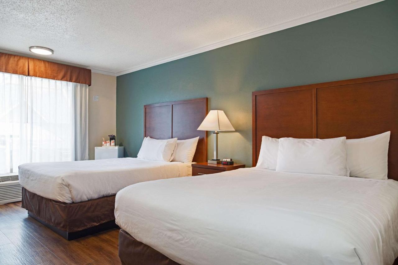 Econo Lodge Inn & Suites Kelowna Eksteriør billede