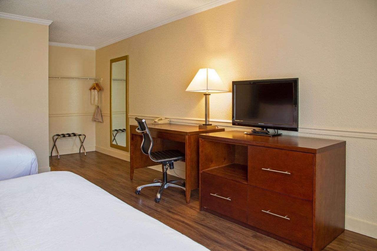 Econo Lodge Inn & Suites Kelowna Eksteriør billede