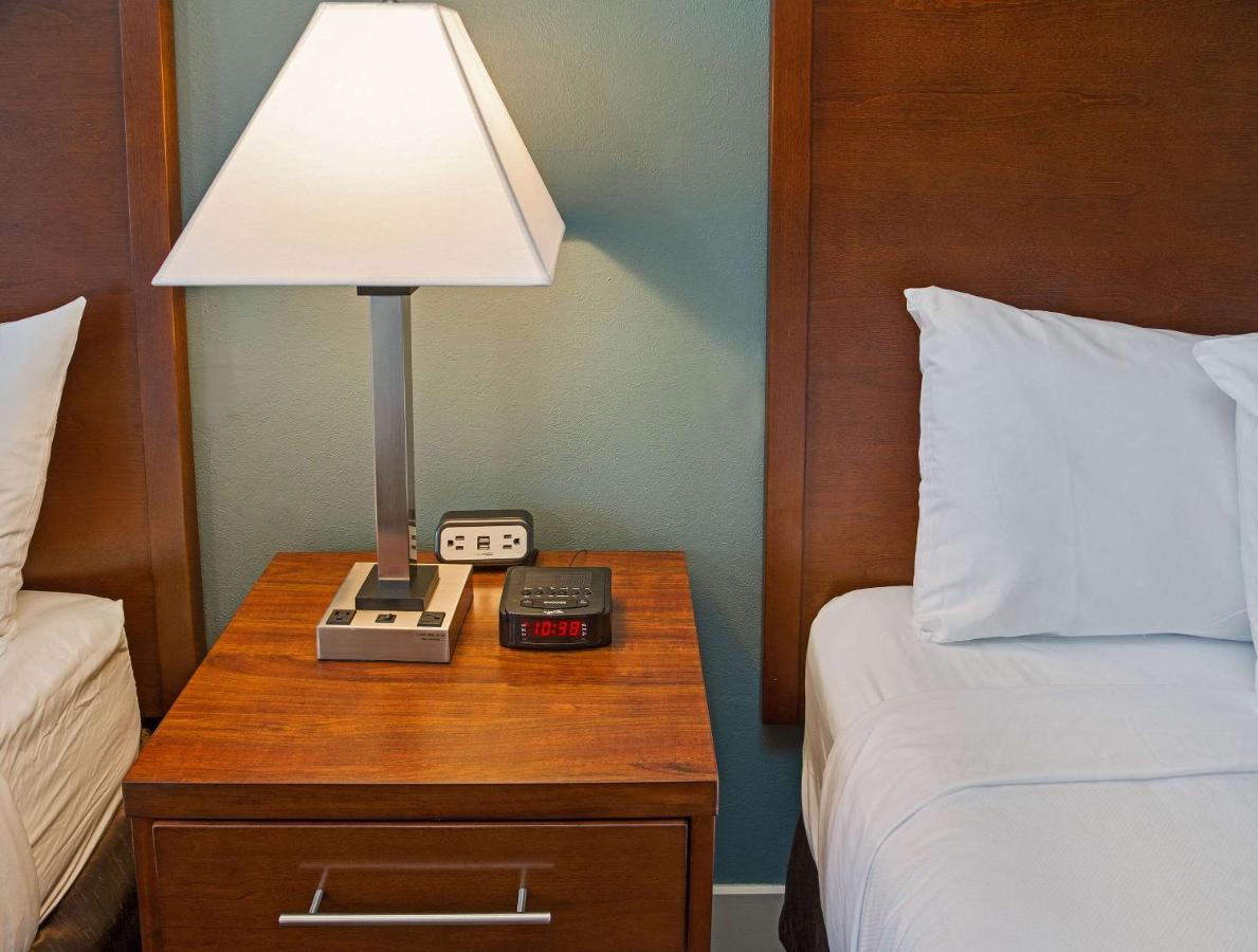 Econo Lodge Inn & Suites Kelowna Eksteriør billede