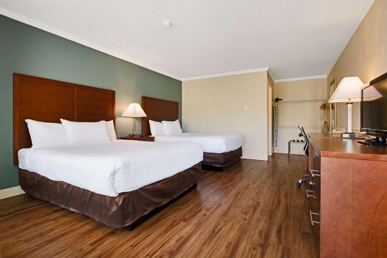 Econo Lodge Inn & Suites Kelowna Eksteriør billede