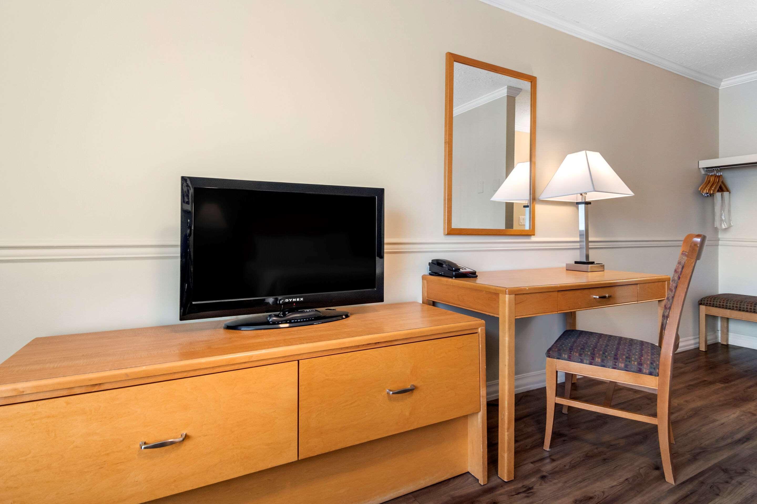 Econo Lodge Inn & Suites Kelowna Eksteriør billede