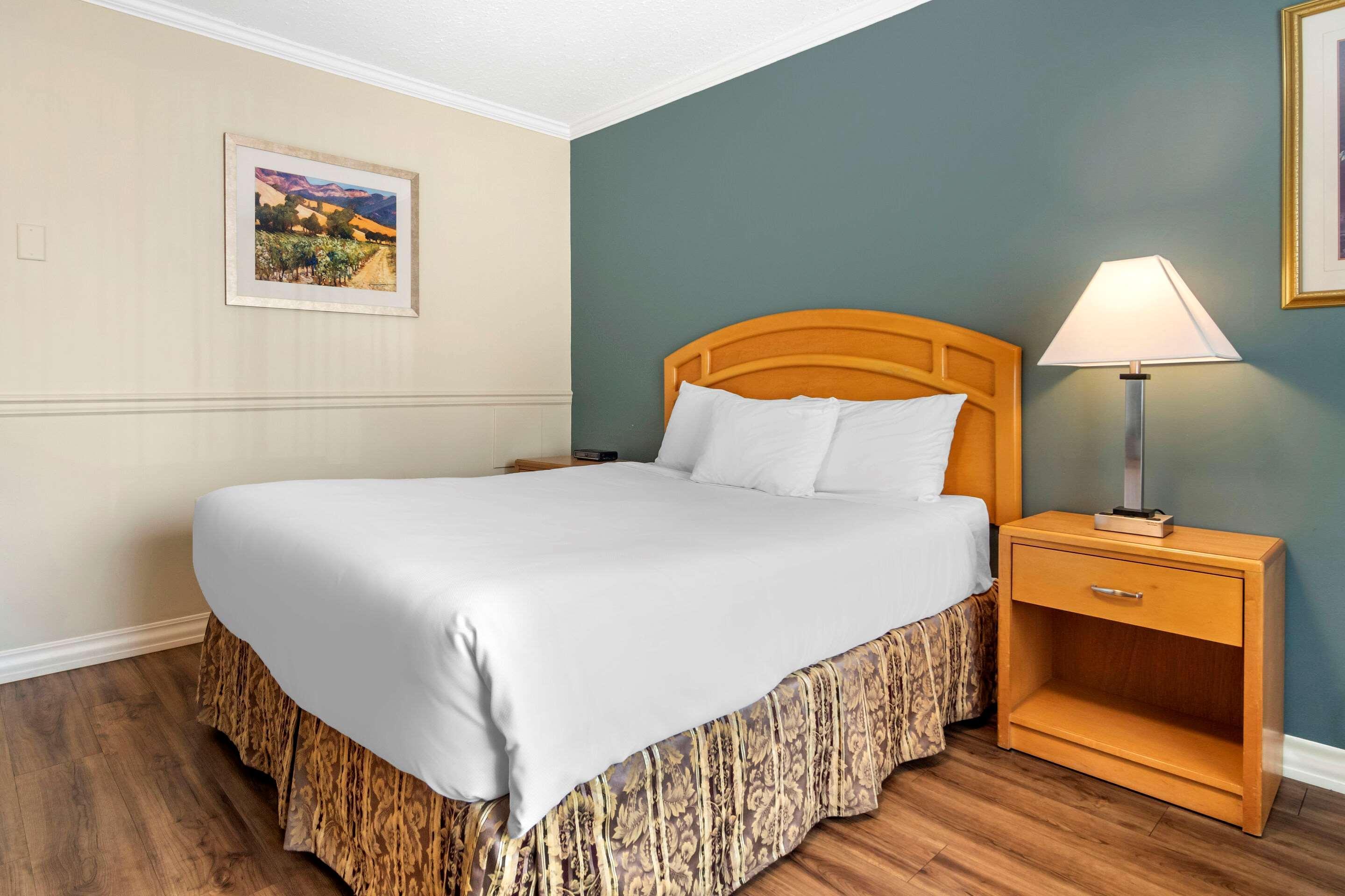 Econo Lodge Inn & Suites Kelowna Eksteriør billede