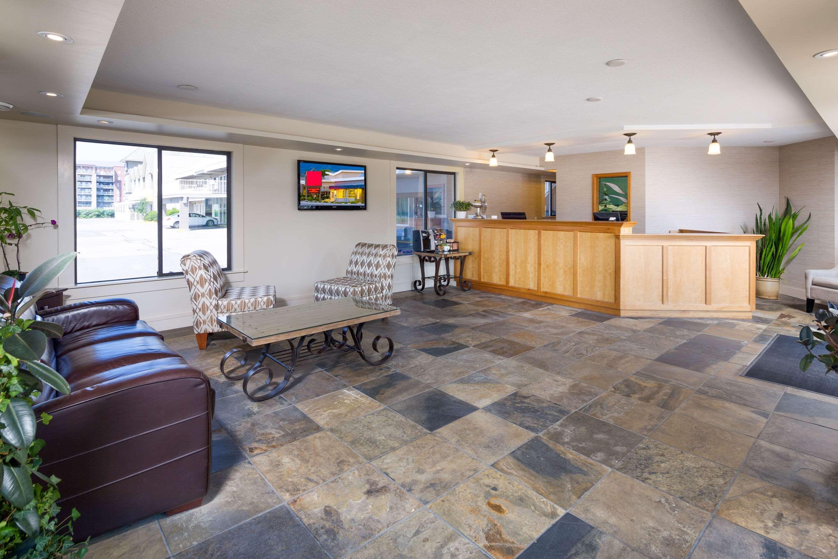 Econo Lodge Inn & Suites Kelowna Eksteriør billede