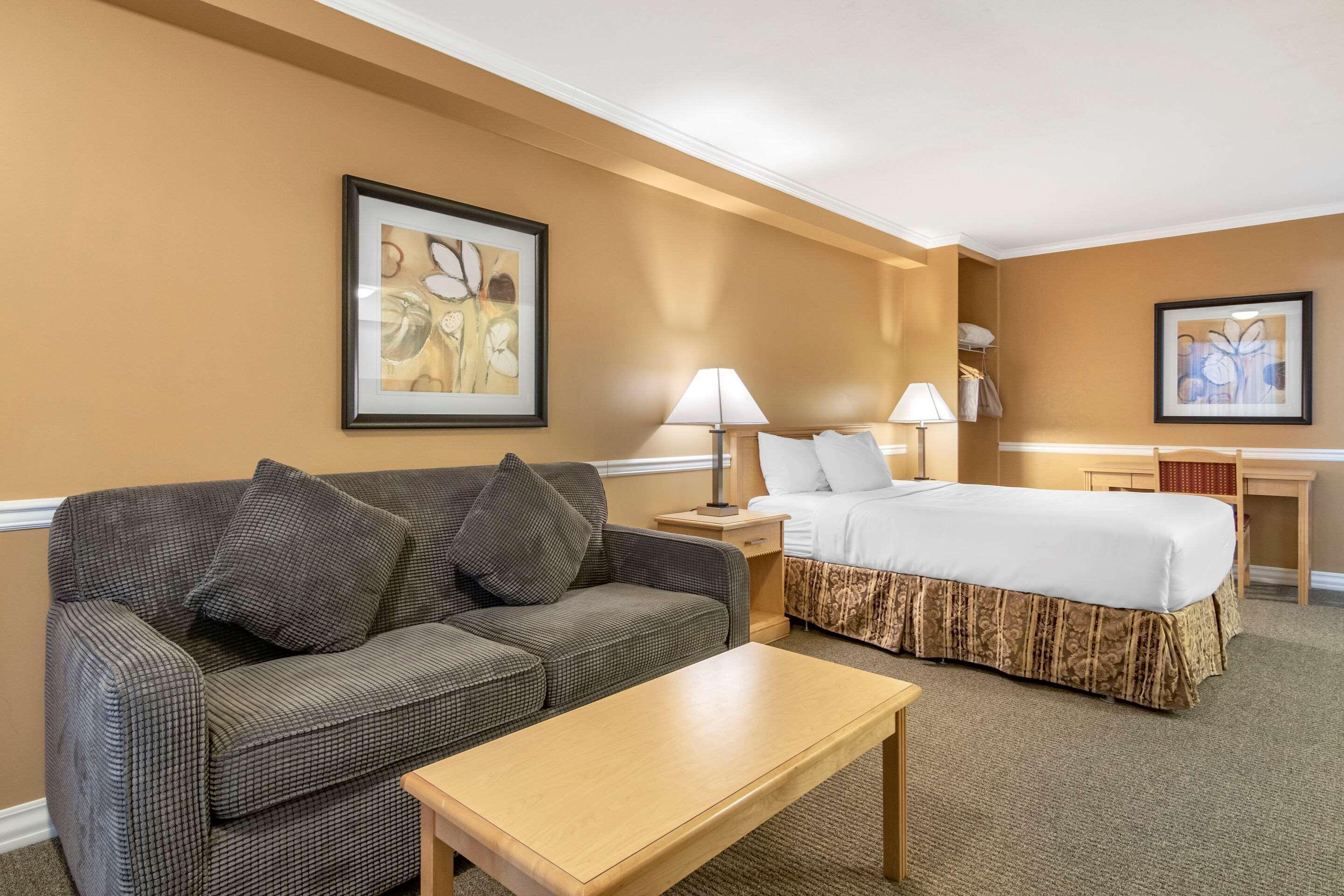 Econo Lodge Inn & Suites Kelowna Eksteriør billede