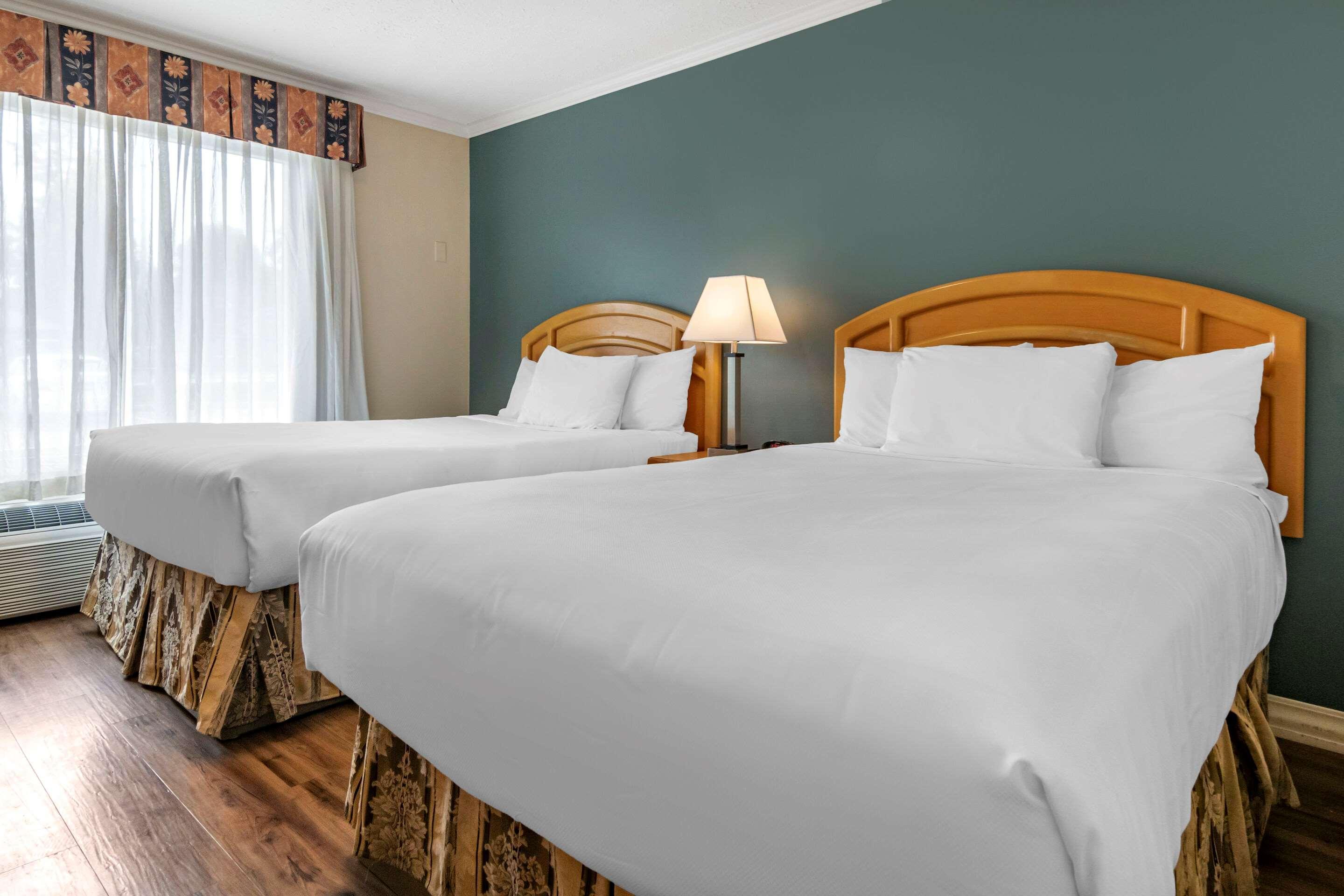 Econo Lodge Inn & Suites Kelowna Eksteriør billede