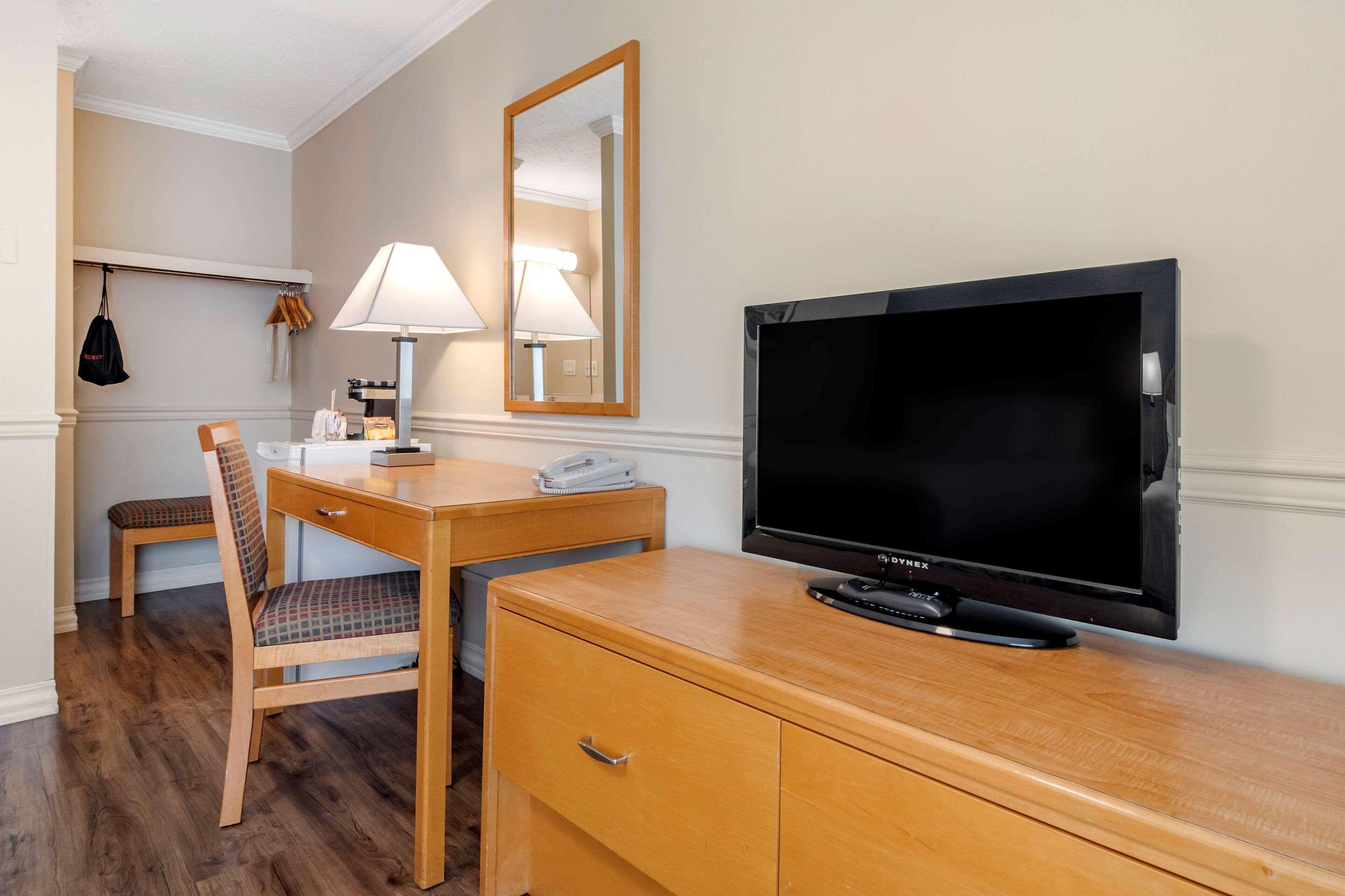 Econo Lodge Inn & Suites Kelowna Eksteriør billede