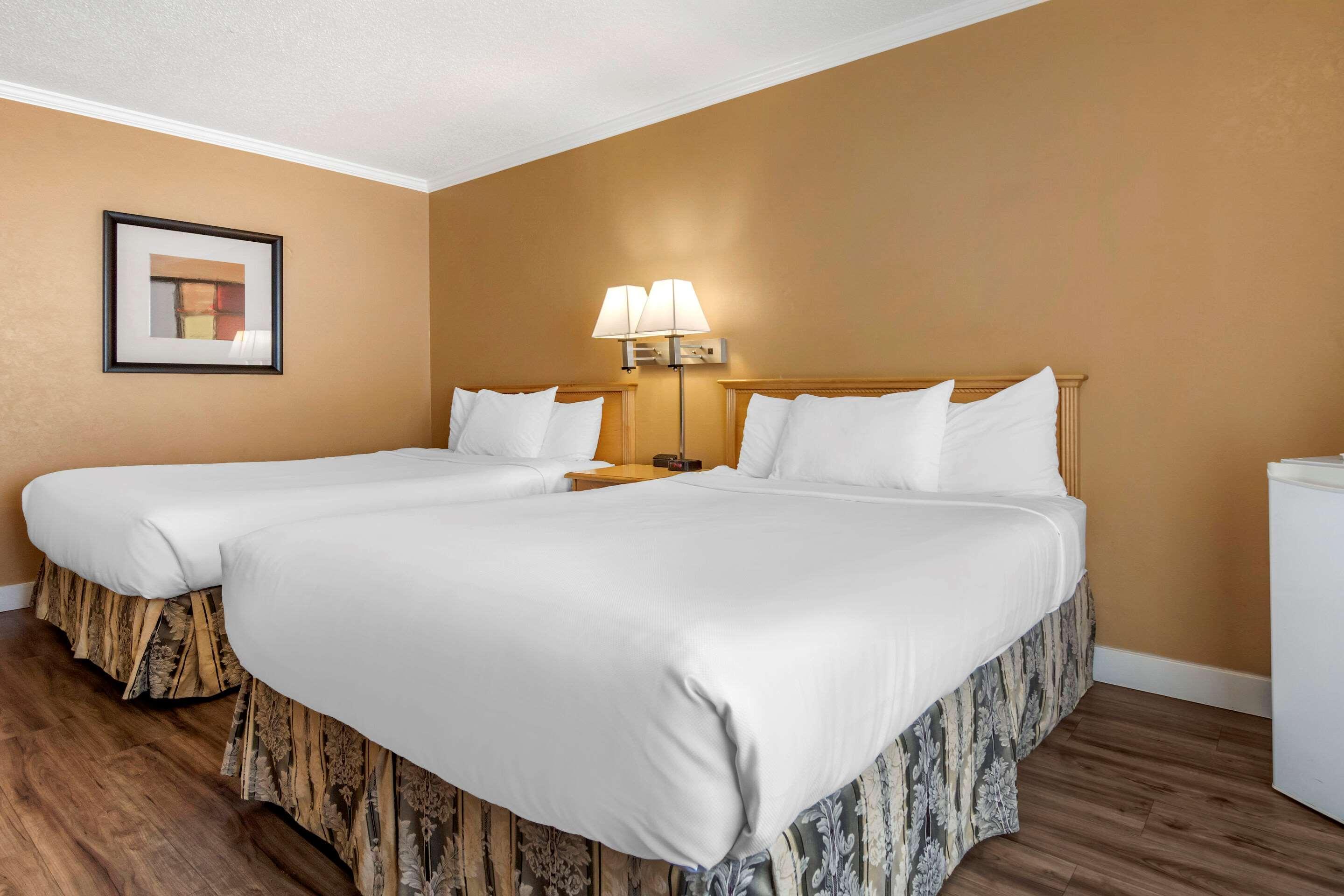 Econo Lodge Inn & Suites Kelowna Eksteriør billede