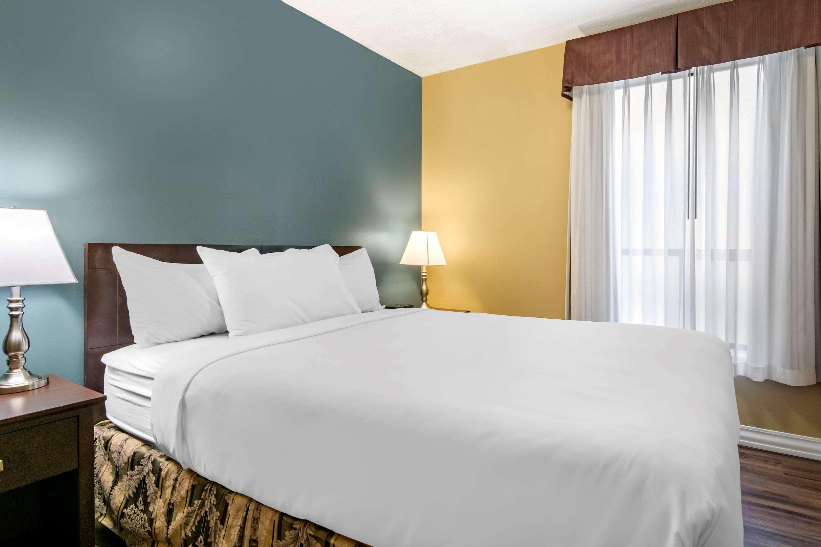 Econo Lodge Inn & Suites Kelowna Eksteriør billede