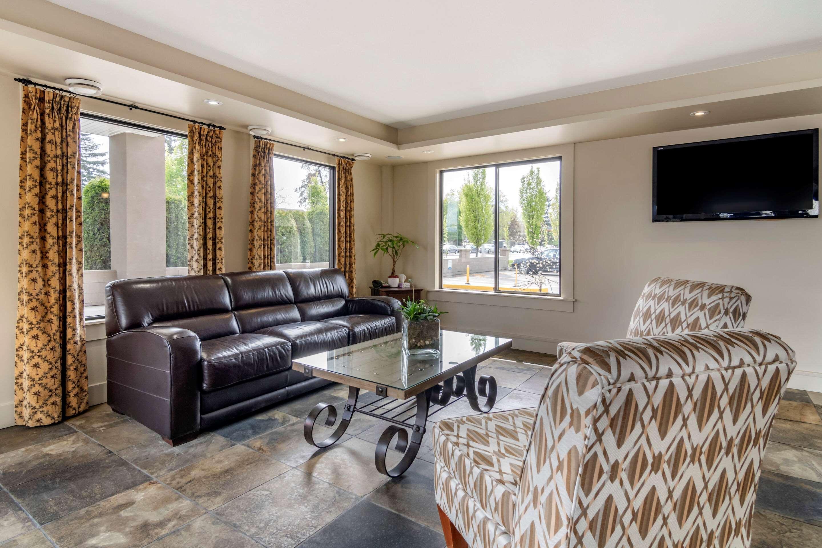 Econo Lodge Inn & Suites Kelowna Eksteriør billede
