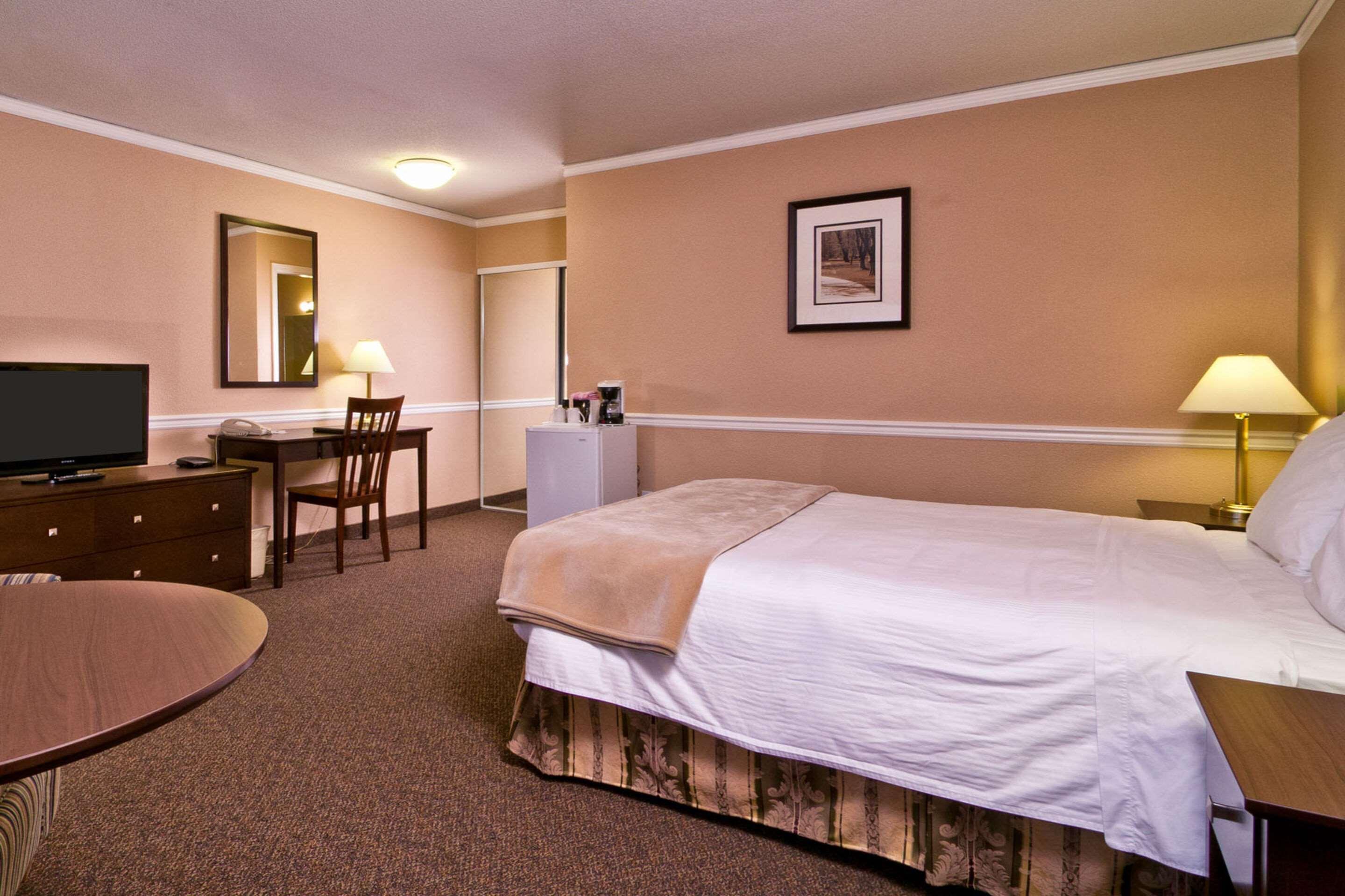 Econo Lodge Inn & Suites Kelowna Eksteriør billede