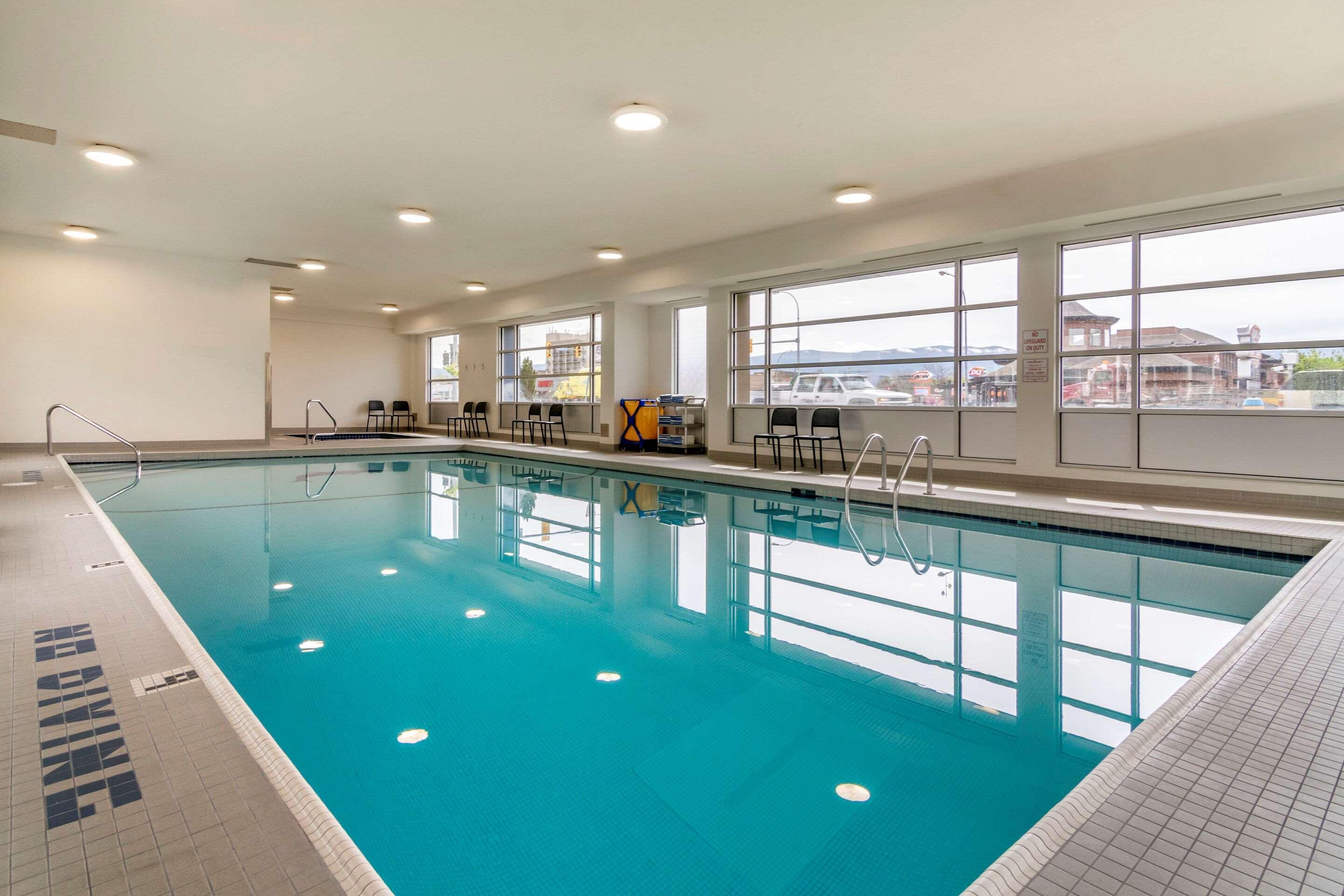 Econo Lodge Inn & Suites Kelowna Eksteriør billede