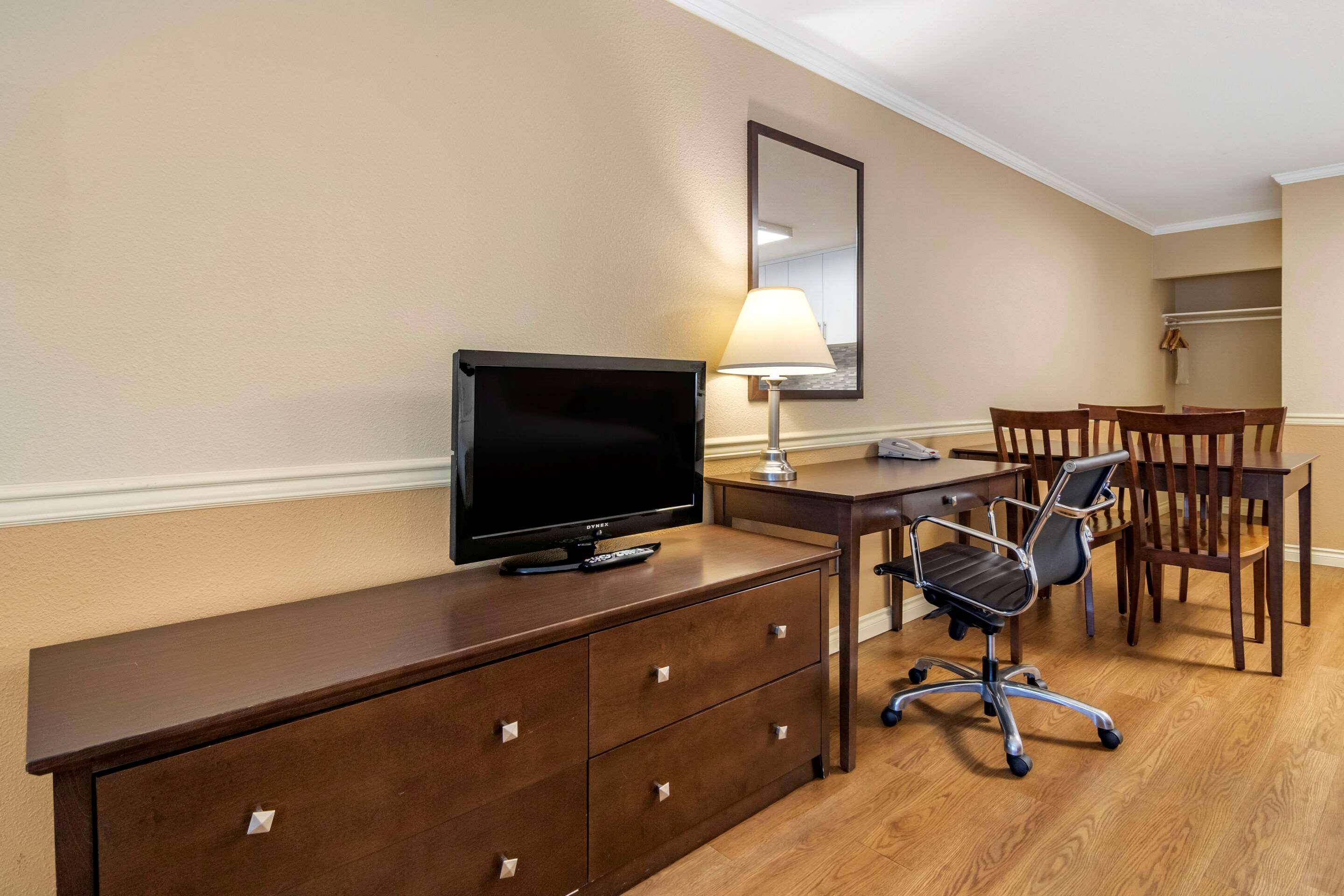 Econo Lodge Inn & Suites Kelowna Eksteriør billede