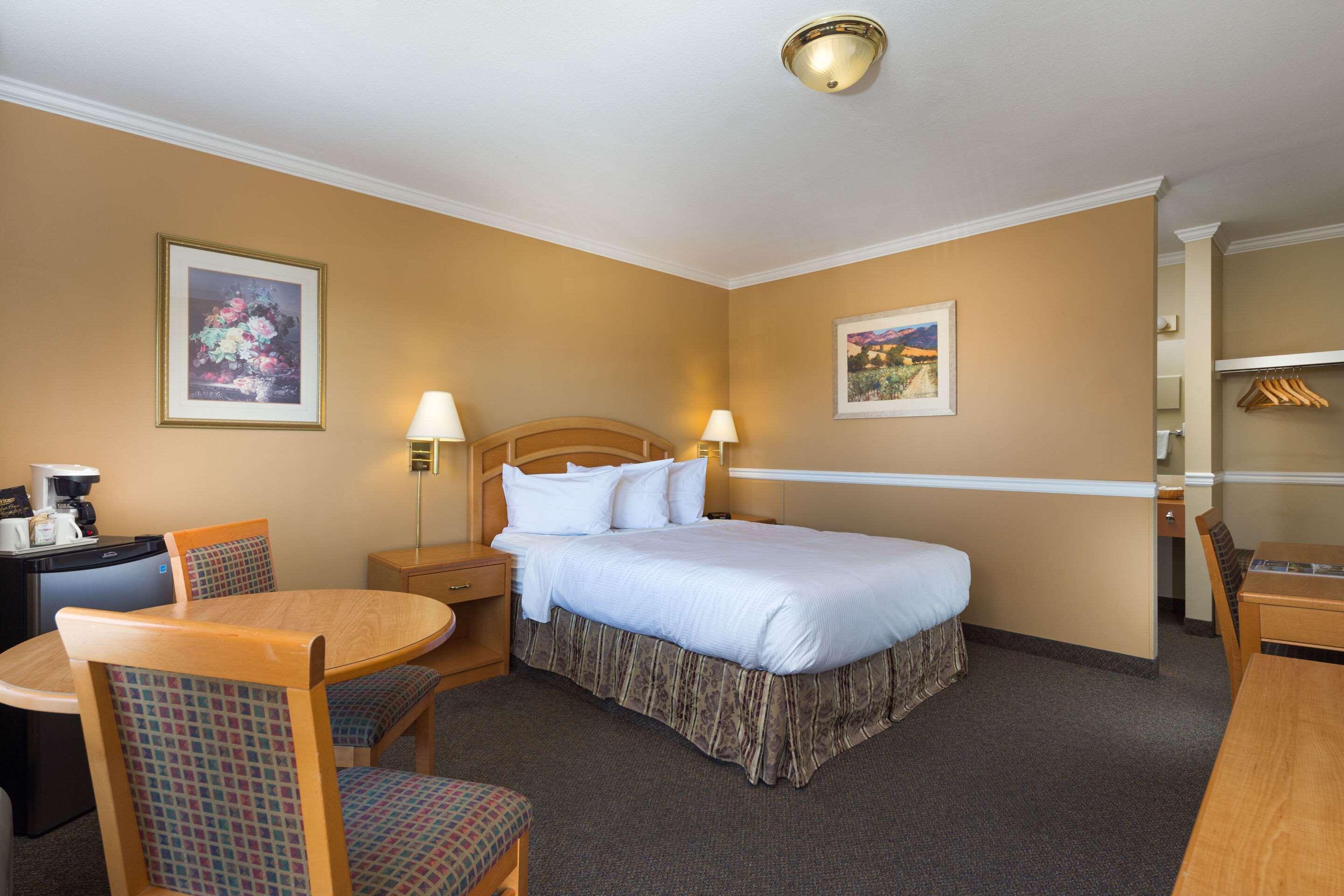 Econo Lodge Inn & Suites Kelowna Eksteriør billede