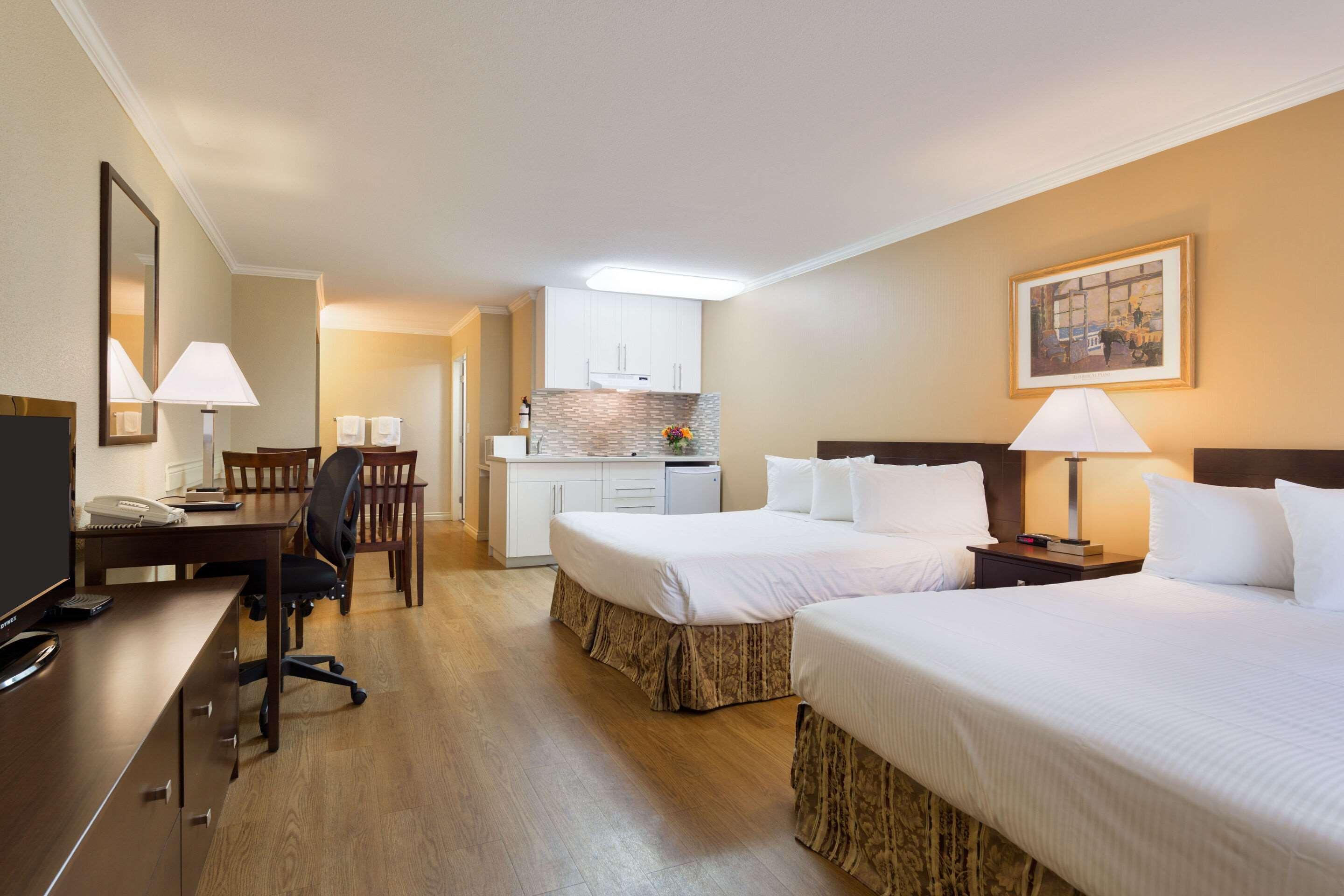 Econo Lodge Inn & Suites Kelowna Eksteriør billede