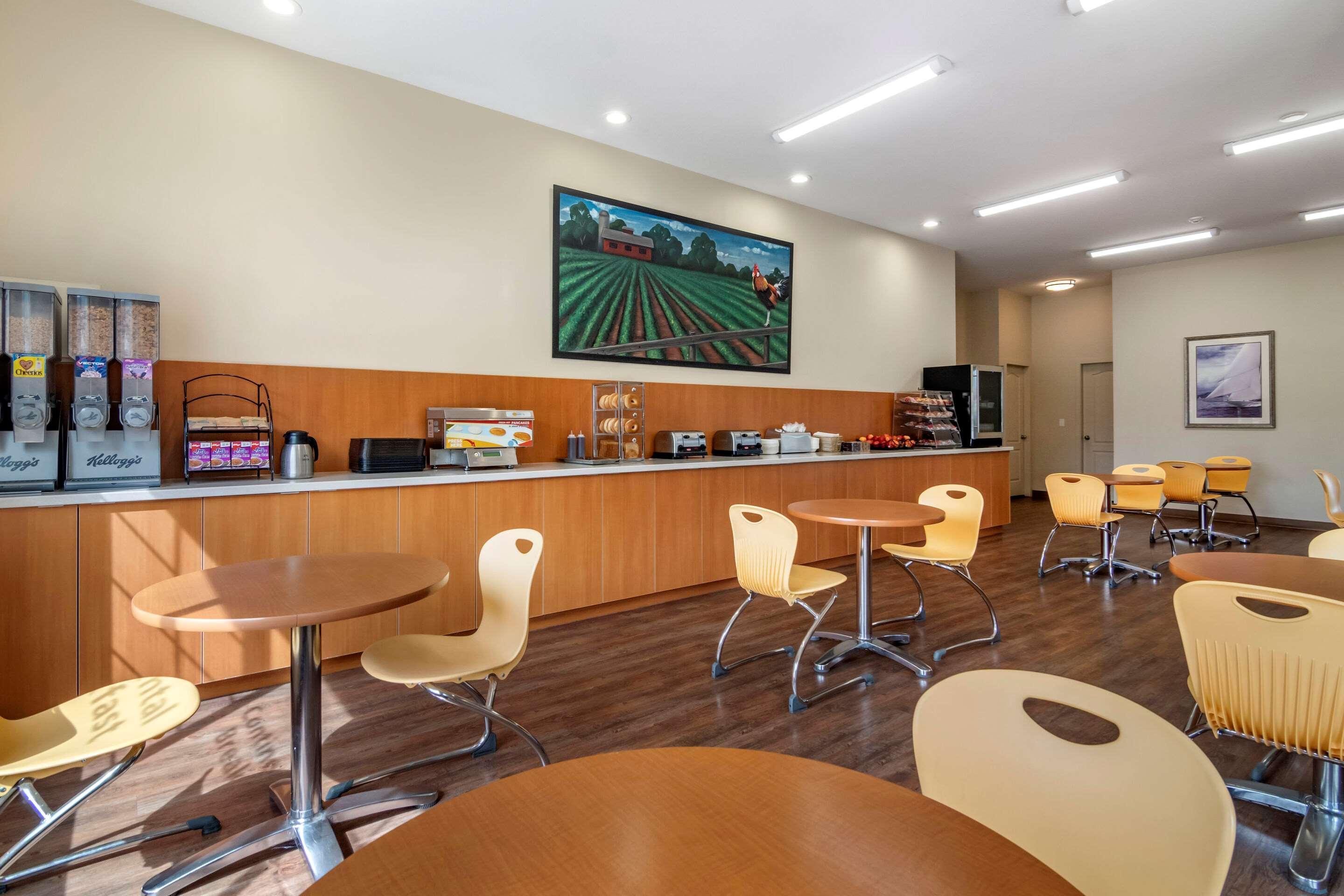 Econo Lodge Inn & Suites Kelowna Eksteriør billede