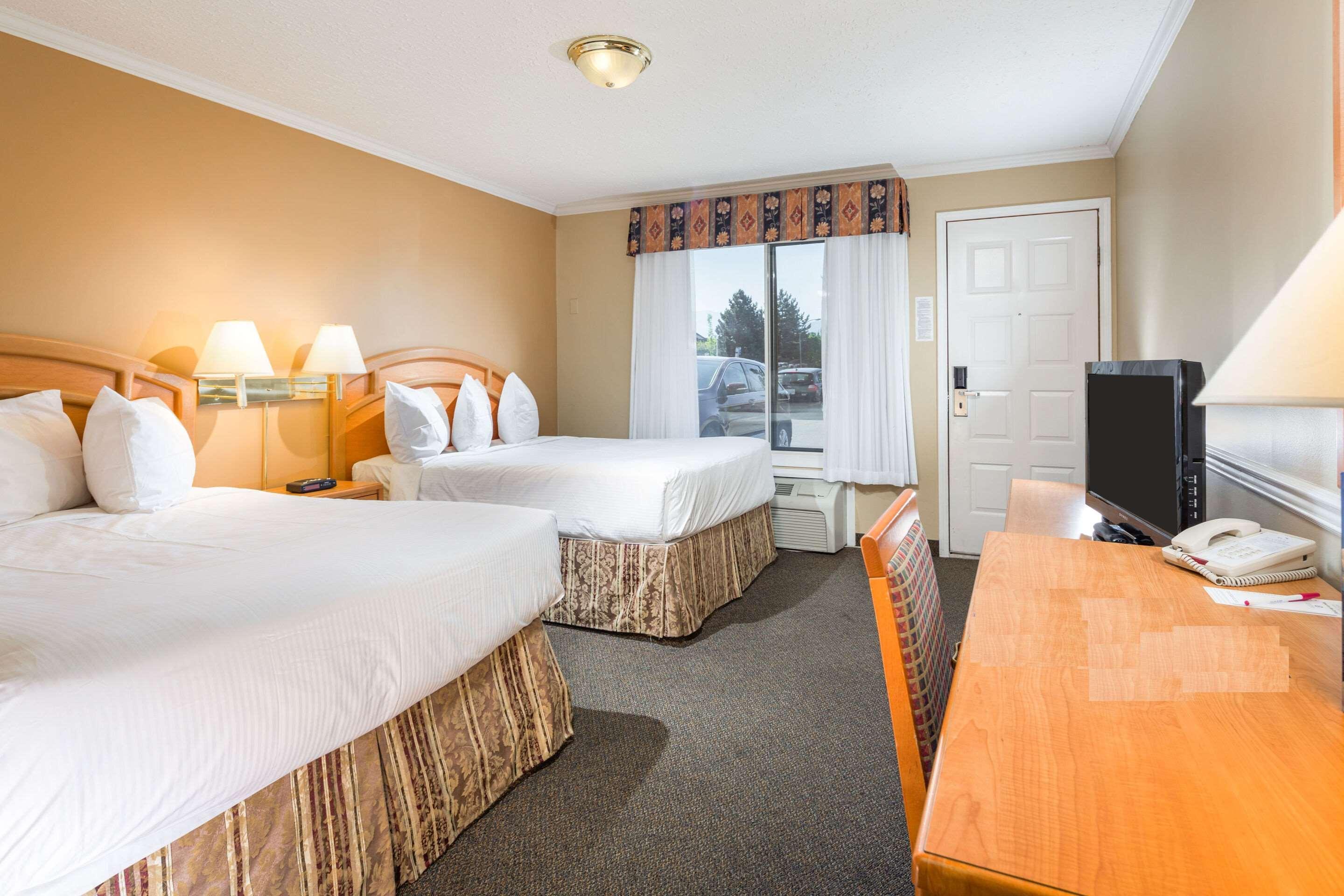 Econo Lodge Inn & Suites Kelowna Eksteriør billede