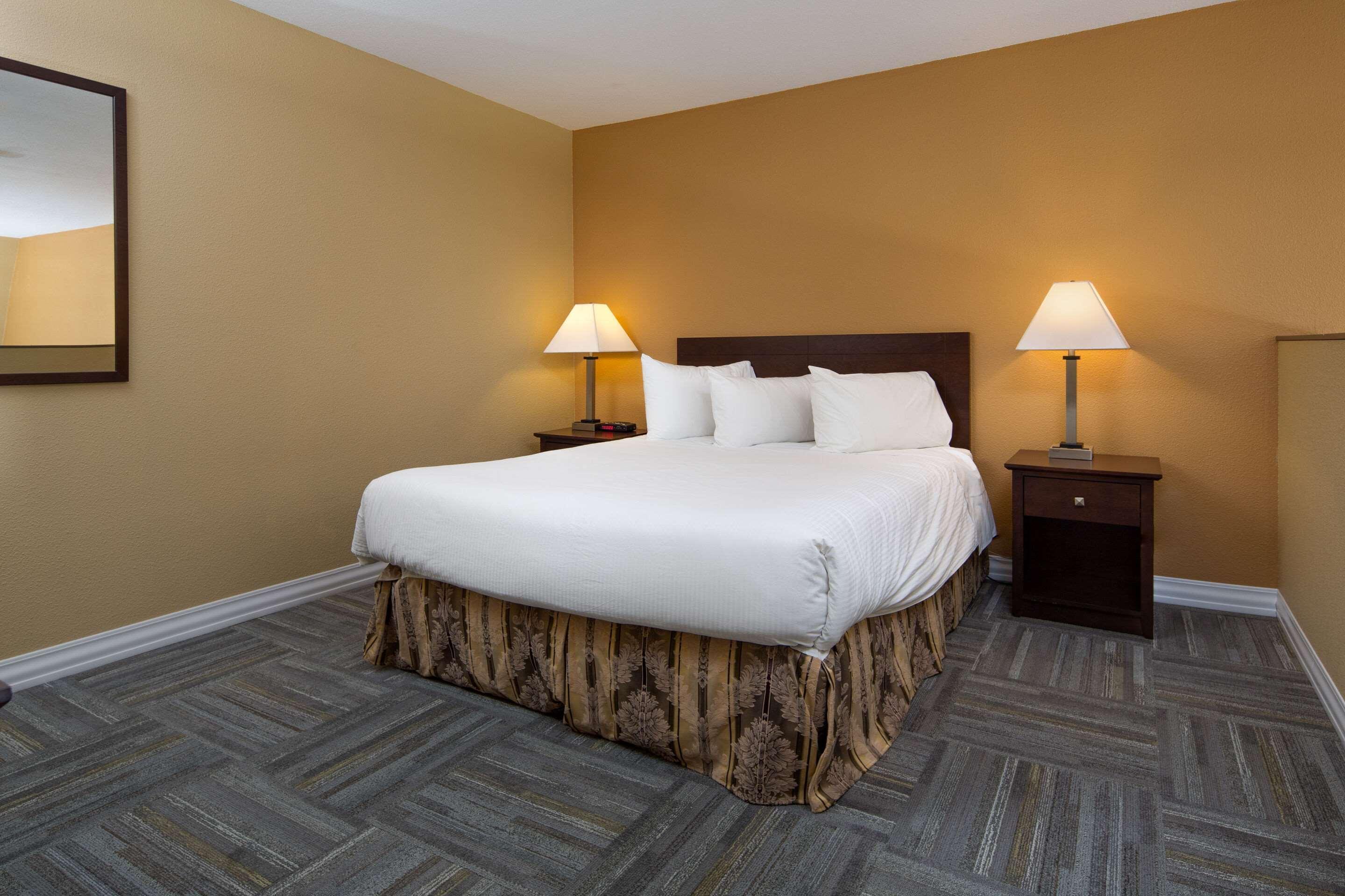 Econo Lodge Inn & Suites Kelowna Eksteriør billede