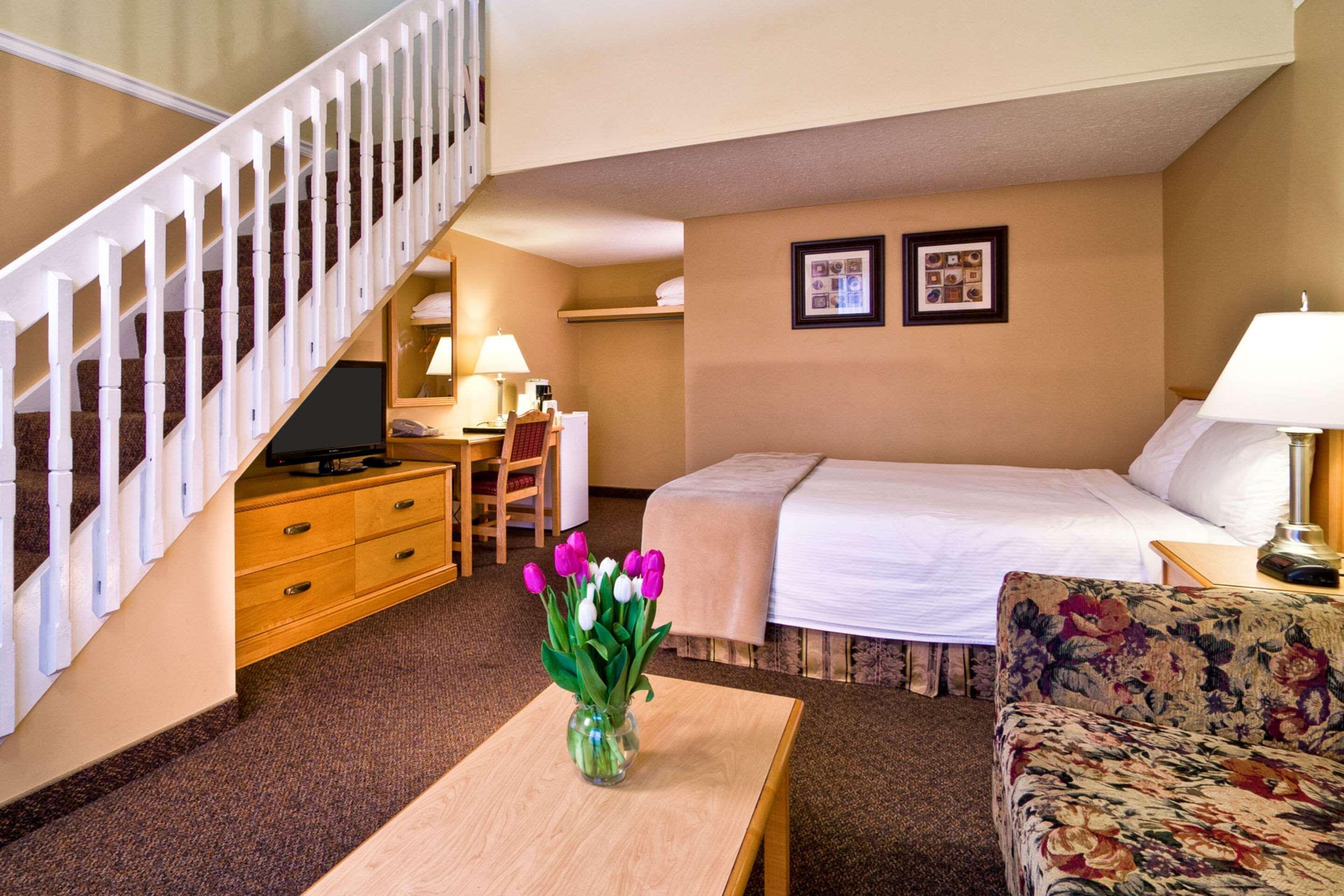 Econo Lodge Inn & Suites Kelowna Eksteriør billede
