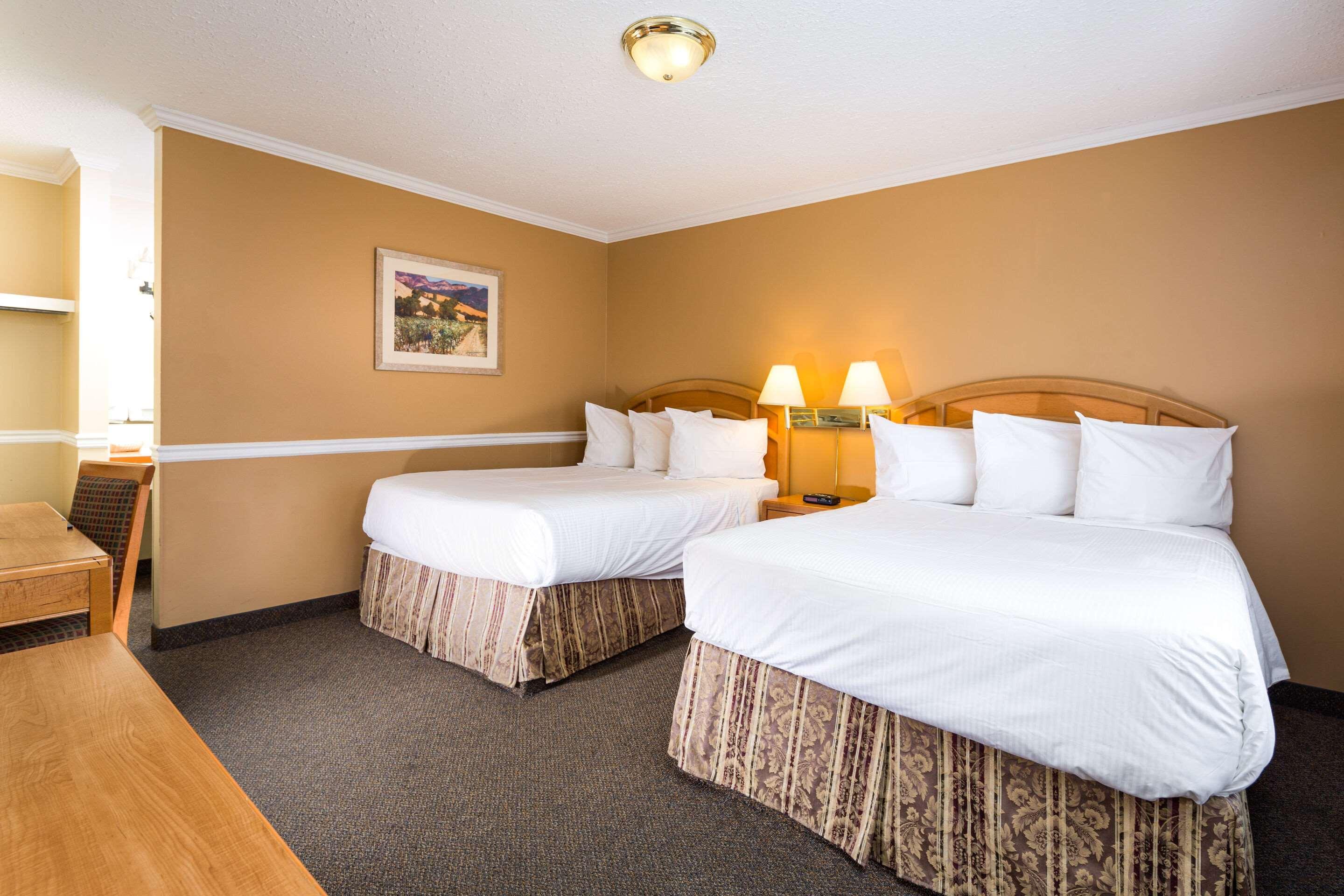 Econo Lodge Inn & Suites Kelowna Eksteriør billede