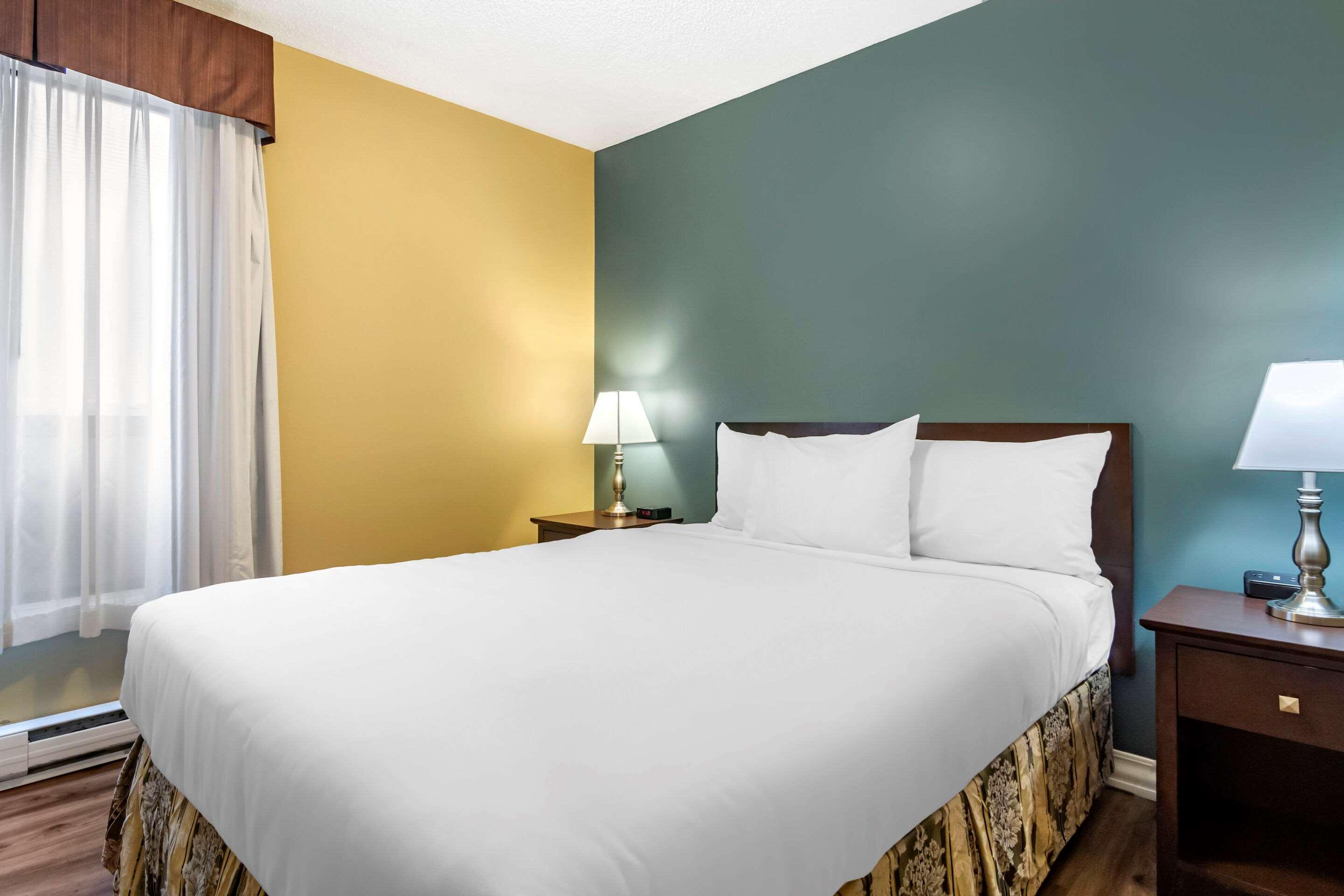 Econo Lodge Inn & Suites Kelowna Eksteriør billede
