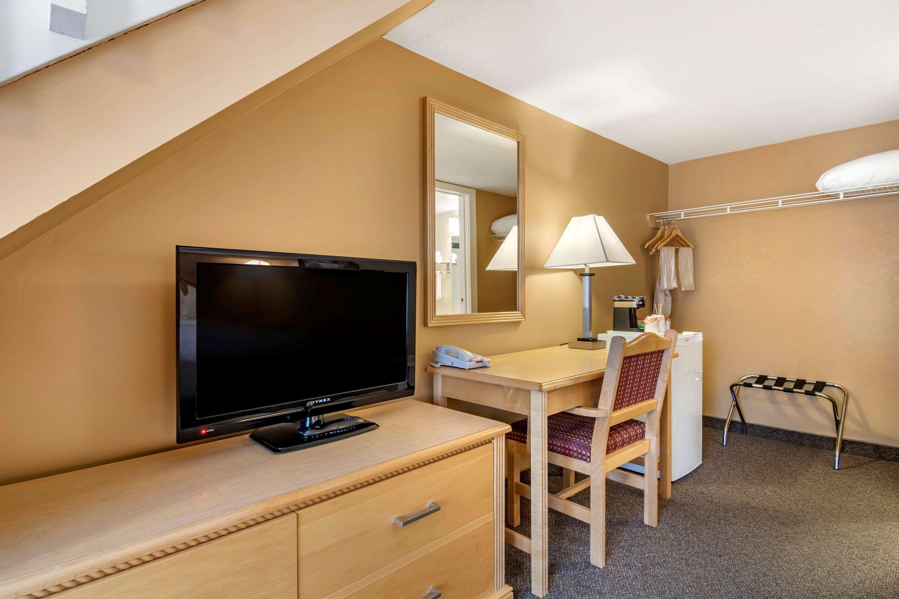 Econo Lodge Inn & Suites Kelowna Eksteriør billede