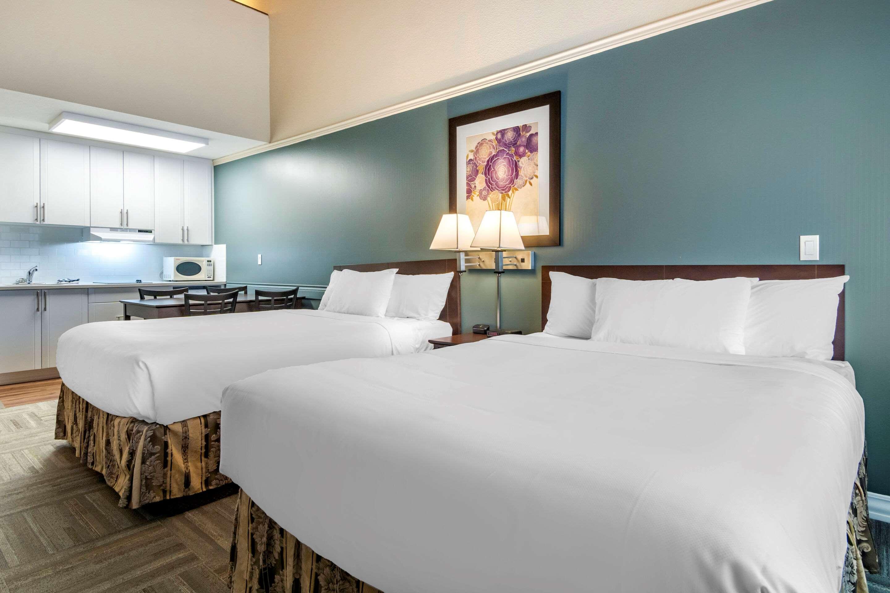 Econo Lodge Inn & Suites Kelowna Eksteriør billede