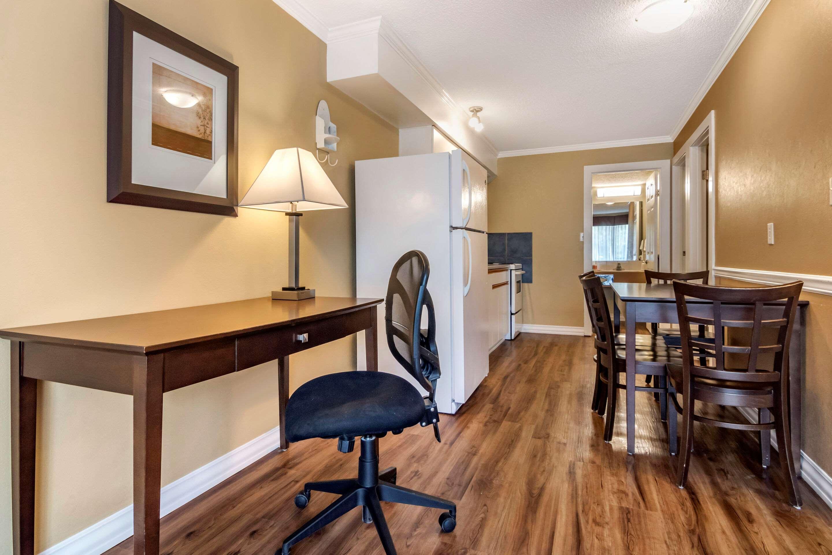 Econo Lodge Inn & Suites Kelowna Eksteriør billede