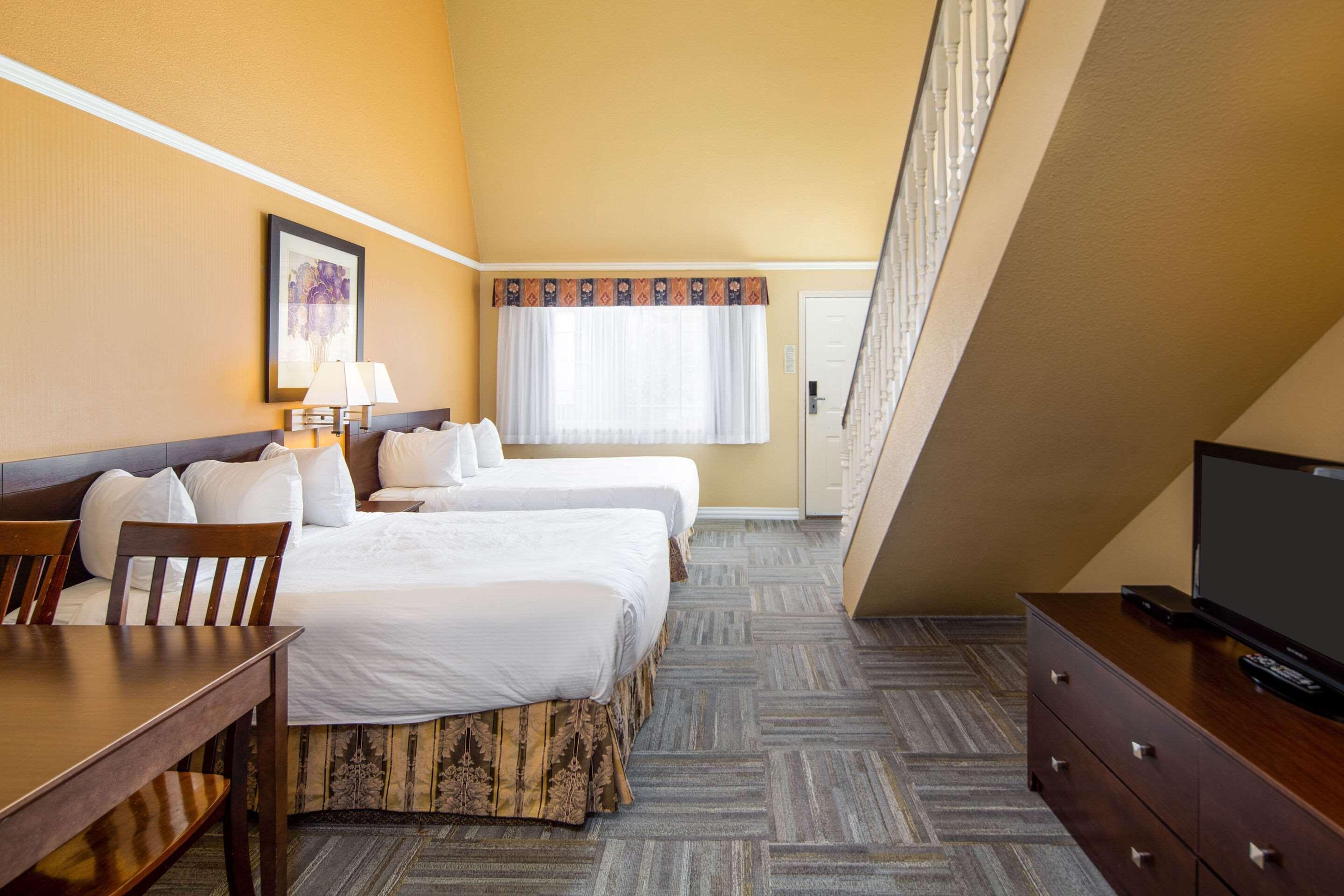 Econo Lodge Inn & Suites Kelowna Eksteriør billede