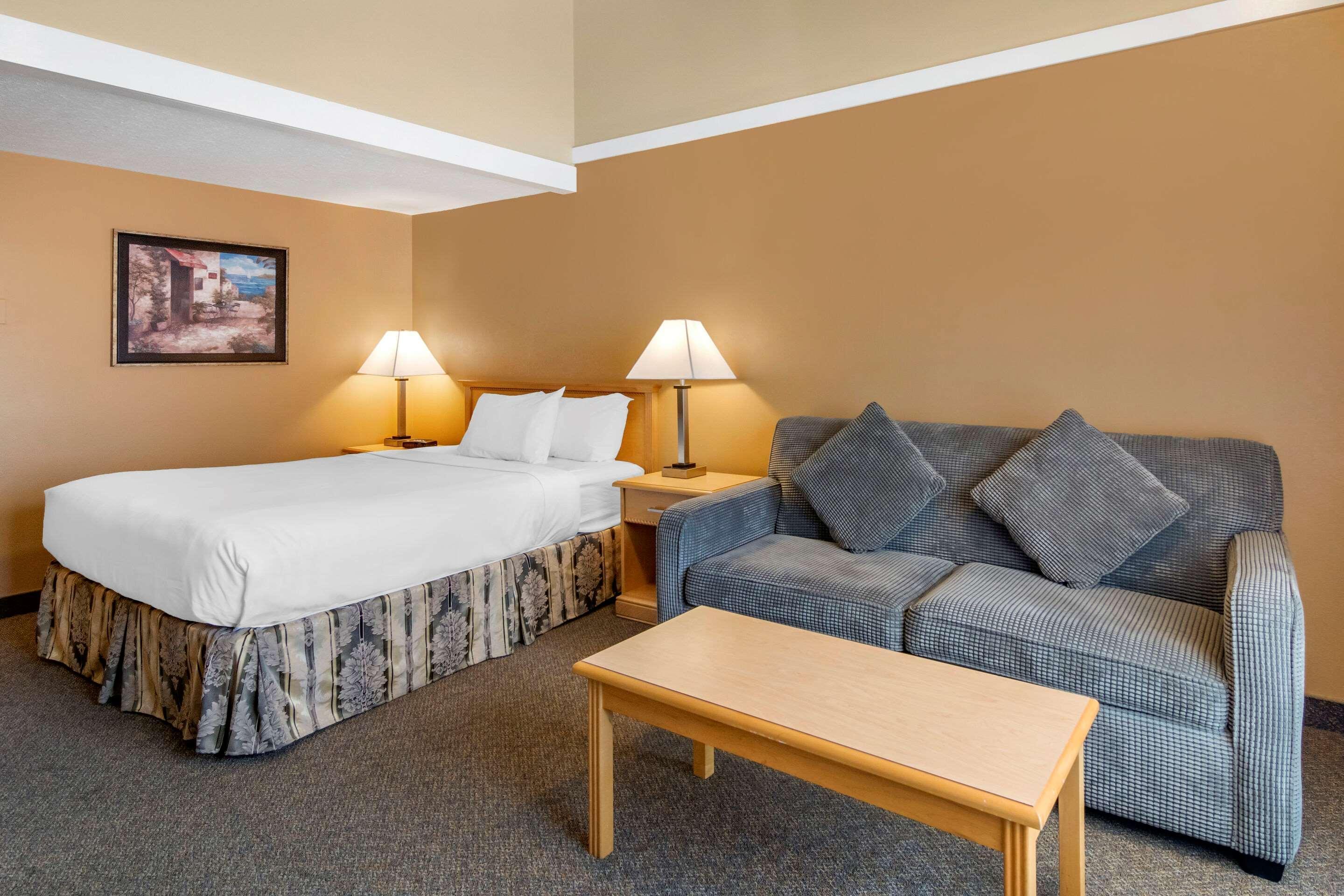 Econo Lodge Inn & Suites Kelowna Eksteriør billede