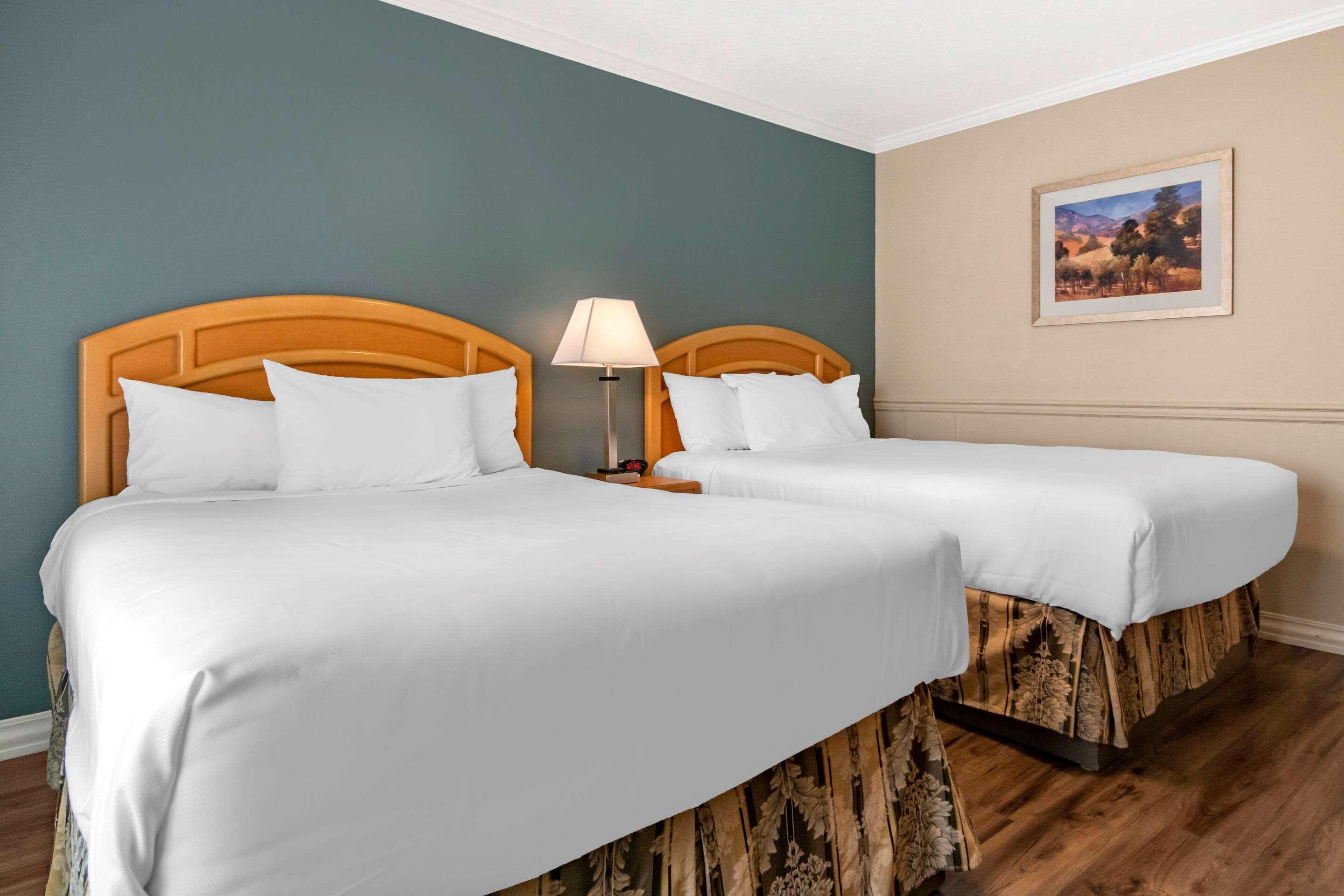 Econo Lodge Inn & Suites Kelowna Eksteriør billede