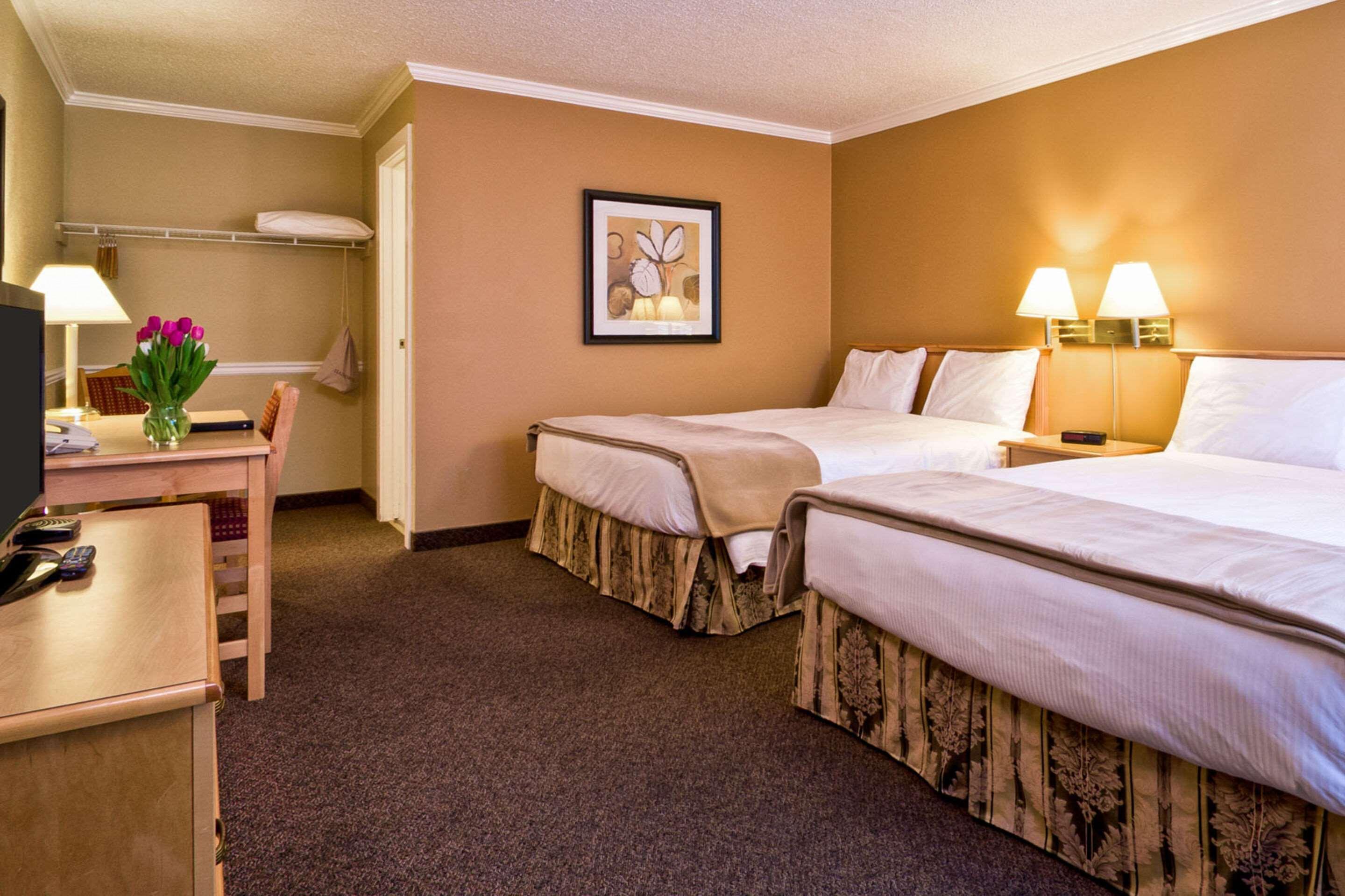 Econo Lodge Inn & Suites Kelowna Eksteriør billede