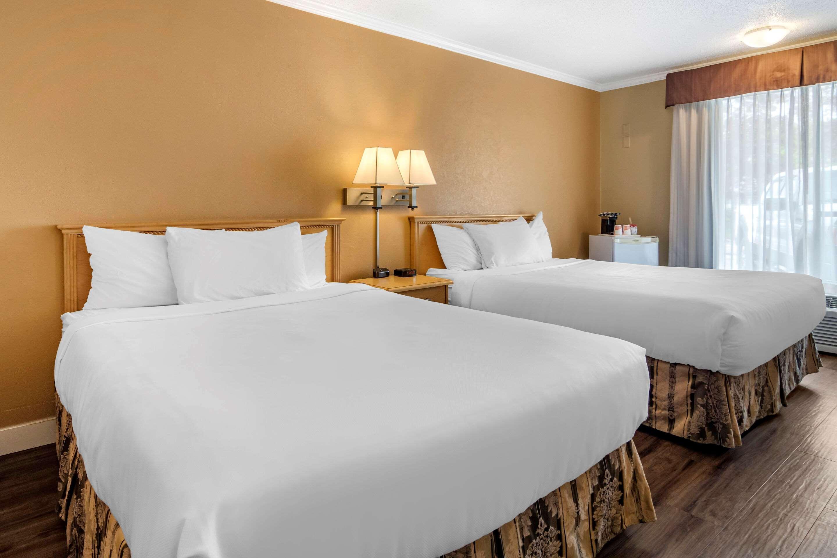 Econo Lodge Inn & Suites Kelowna Eksteriør billede