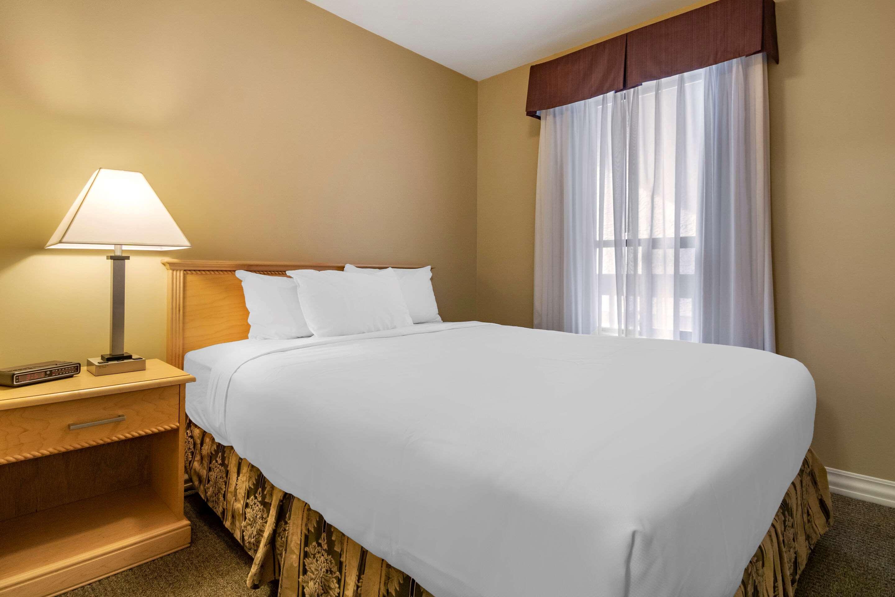 Econo Lodge Inn & Suites Kelowna Eksteriør billede