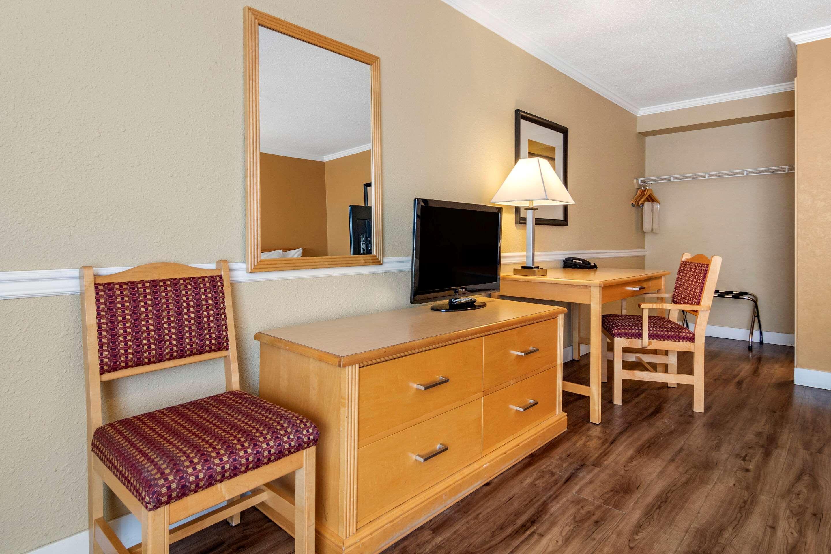 Econo Lodge Inn & Suites Kelowna Eksteriør billede